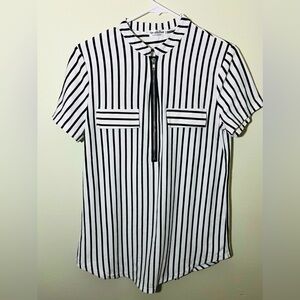 Like NEW: Simplefun Black and White Short Sleeve Zipper Top! Size medium.
